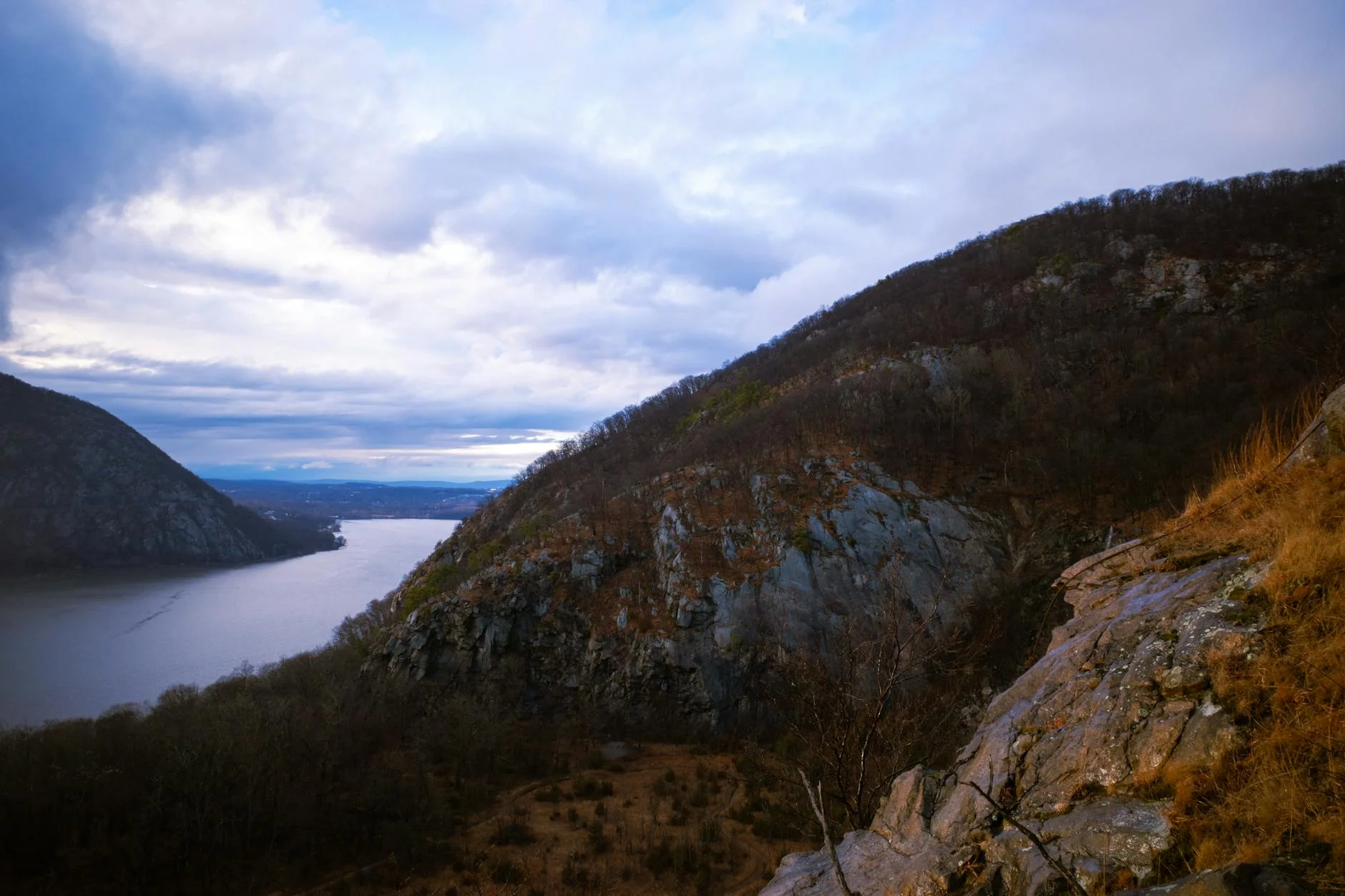 Hudson Highlands hiking trail with river view